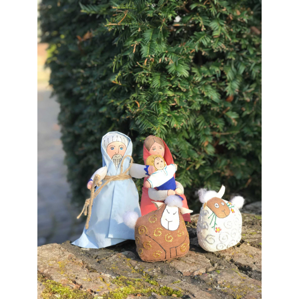 Handgefertigtes Textilkrippenspiel 4 Figuren (Joseph, Maria, 2 Schafe) im Karton