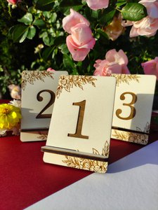 Houten tafelnummertekens met bloemenontwerp, bruiloftsfeestdecoratie, sit marker