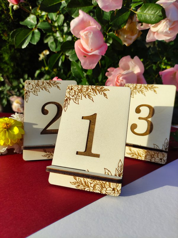 Houten tafelnummertekens met bloemenontwerp, bruiloftsfeestdecoratie, sit marker