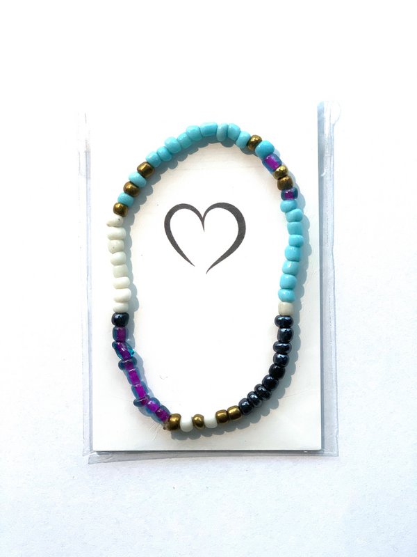Weiße Wunsch-/Geschenkkarte mit Masai-Perlenarmband Herz