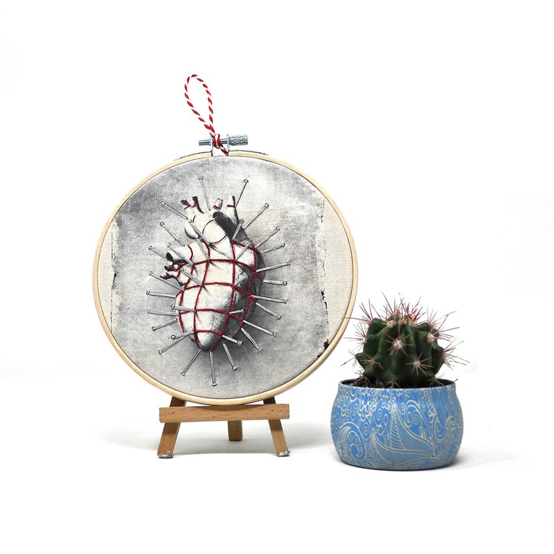 Handmade Embroidery Hoop Wall Art - Anatomical Heart- Textile Wall Decoration 15cm - Valentine's Day Gift