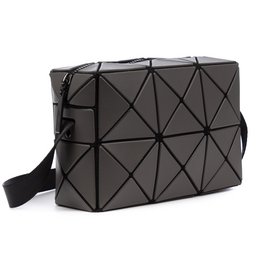 Iria Quintana ASO Crossbody Bag con diseño geométrico. 17.5x6x11.5 cm.