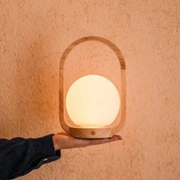 Skye lysebrun ledningsfri trælampe