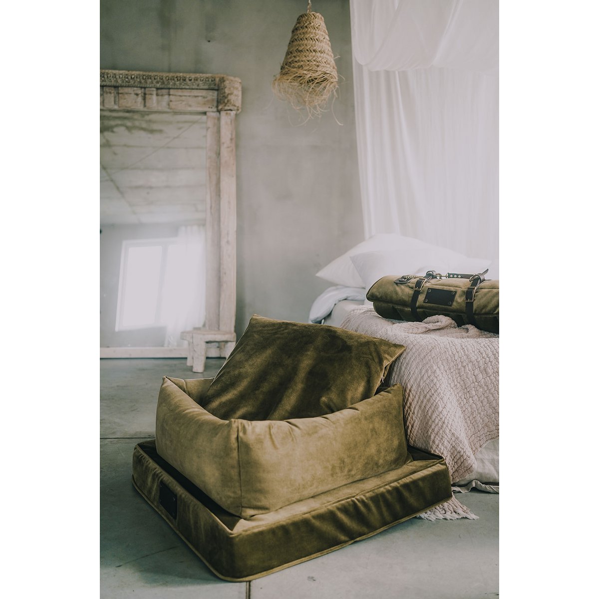 "Nero" Lair for en hund og en kat fra det fluffy hvalpemærke, lys fløde, velourmateriale, håndlavet!
