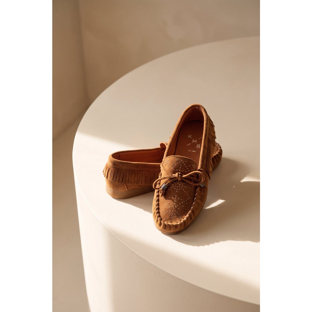 BINA COGNAC – Wildledermokassins im Kiowa-Stil mit Nieten