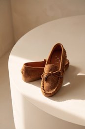 BINA COGNAC – Wildledermokassins im Kiowa-Stil mit Nieten