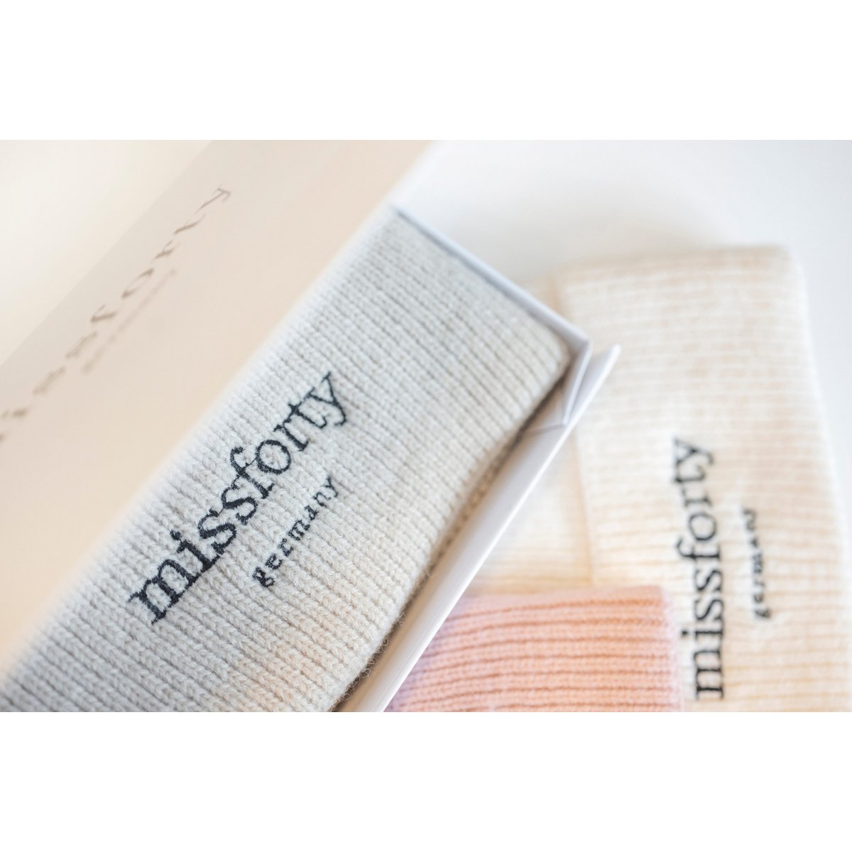 Damen Strickmütze Beanie Strickbeanie Frauengeschenk Geschenkbox weiß softbeige