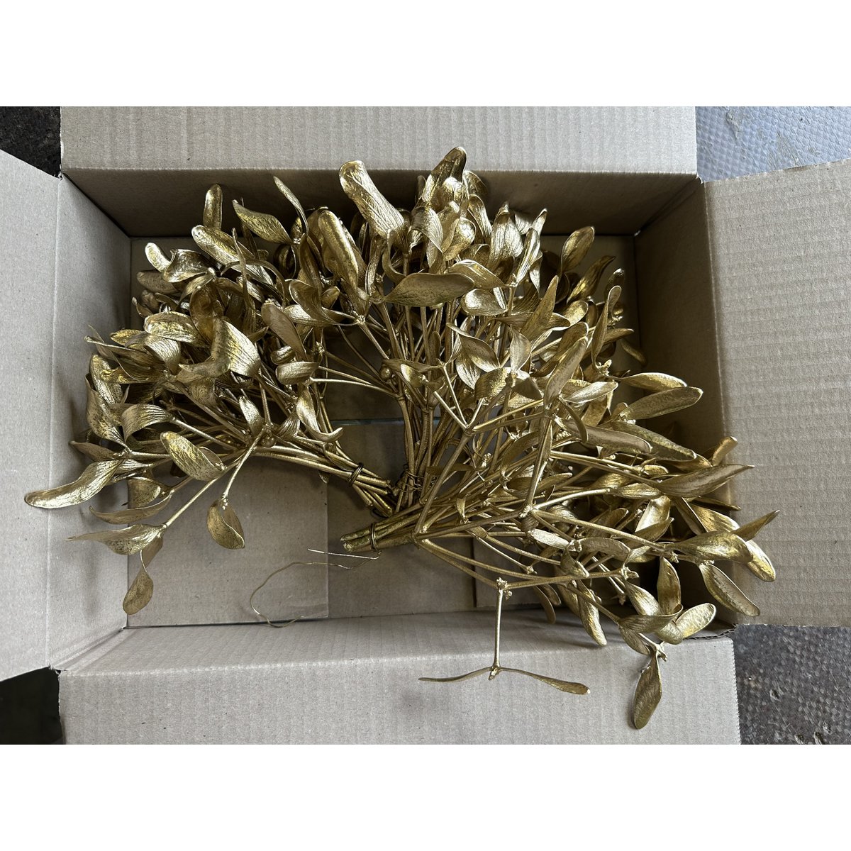 Caja Navideña Muérdago – ORO Natural (8 paquetes de 3 manojos)