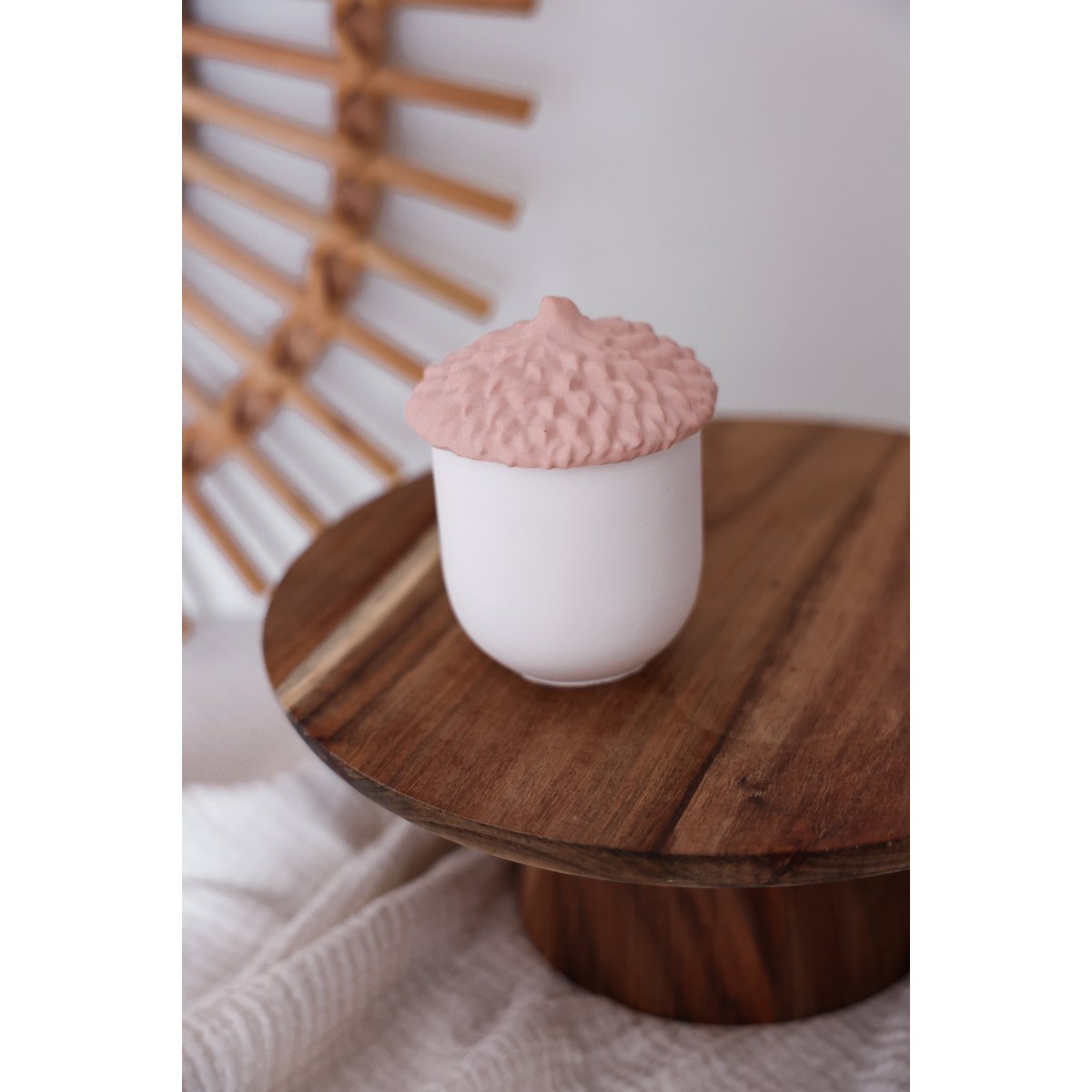 Acorn nut container
