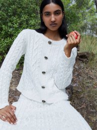Cardigan bianco lavorato a maglia nuda