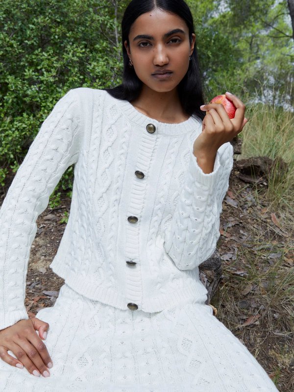 Cardigan bianco lavorato a maglia nuda