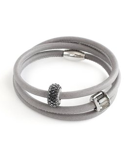 Grijze leren armband met drievoudige wikkel en pavékristallen "Black Silver Night".