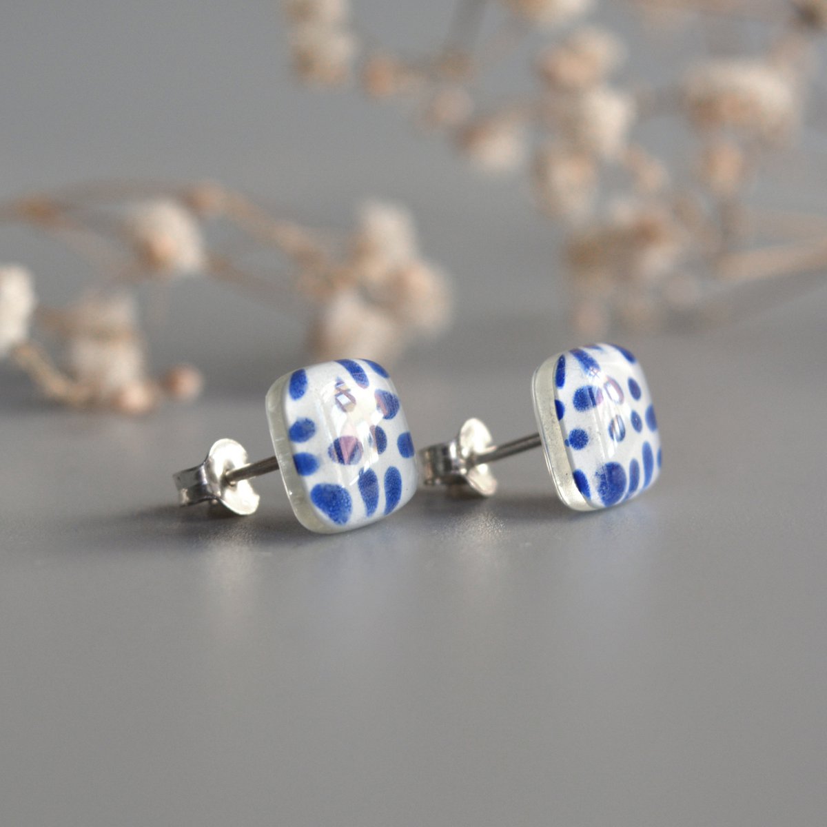 Kleine kobaltblauwe Polka Dot-oorbellen met sterlingzilveren paaltjes