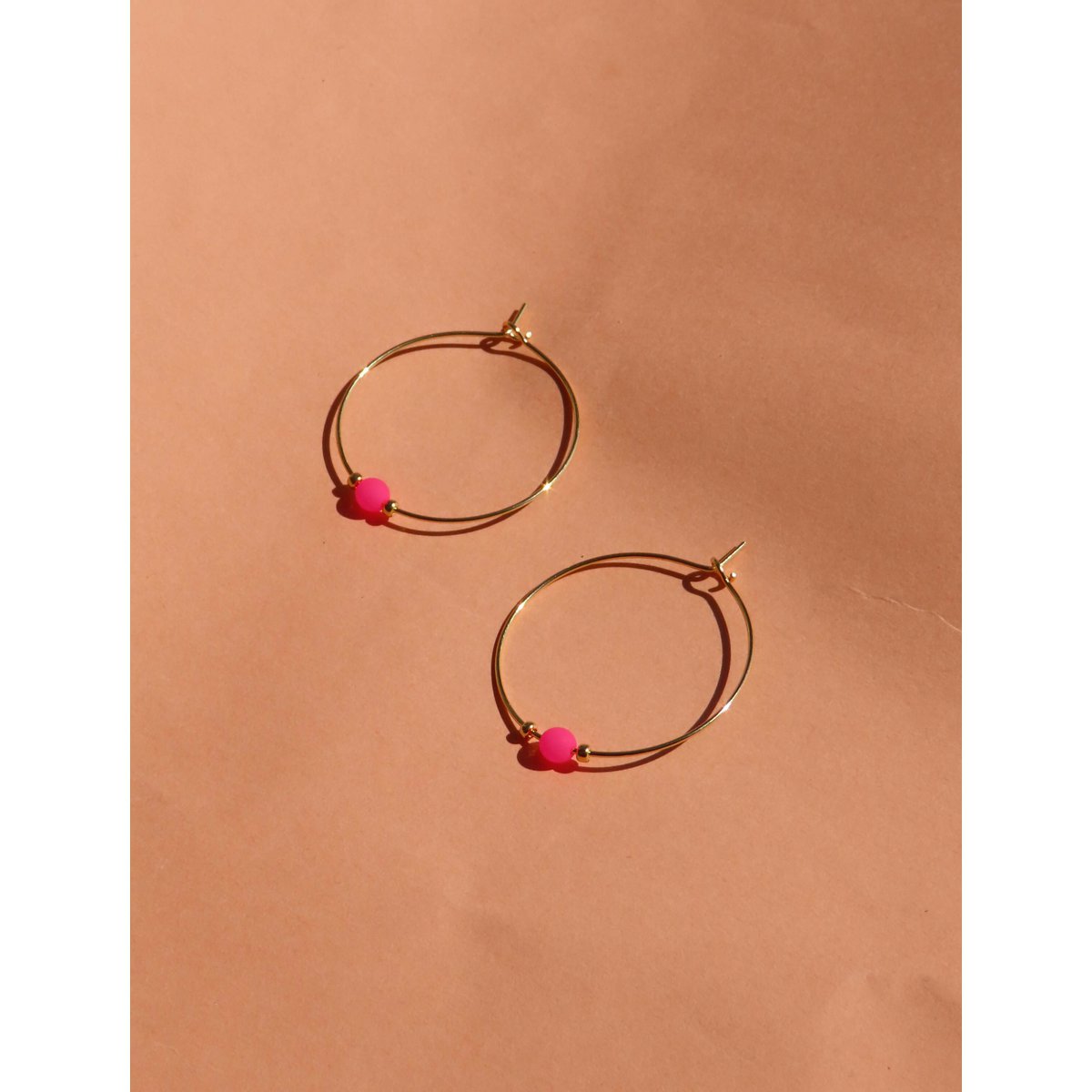 Pink Neon Perle an goldener Edelstahl Creole