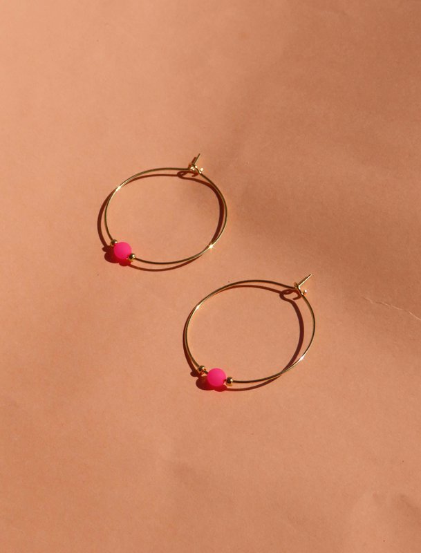 Pink neon pearl on a golden stainless steel creole