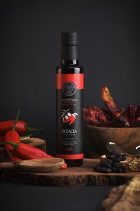 Mit frischem rotem Pfeffer aromatisiertes Olivenöl