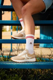 Calcetines de bicicleta orgánicos - Calcetines de tenis blancos con ciclista bordado