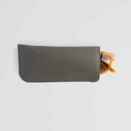 Minimalistische grijze leren brillenkoker