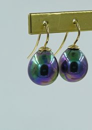Pendientes de perlas clásicas en color azul oscuro arcoiris