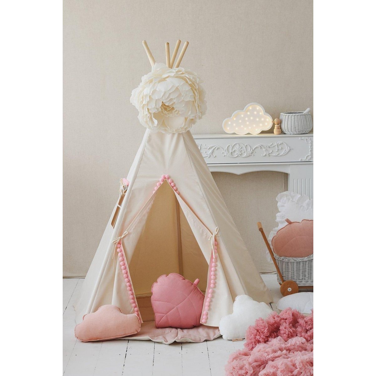 Tente tipi « Fluffy Pompoms » avec pompons