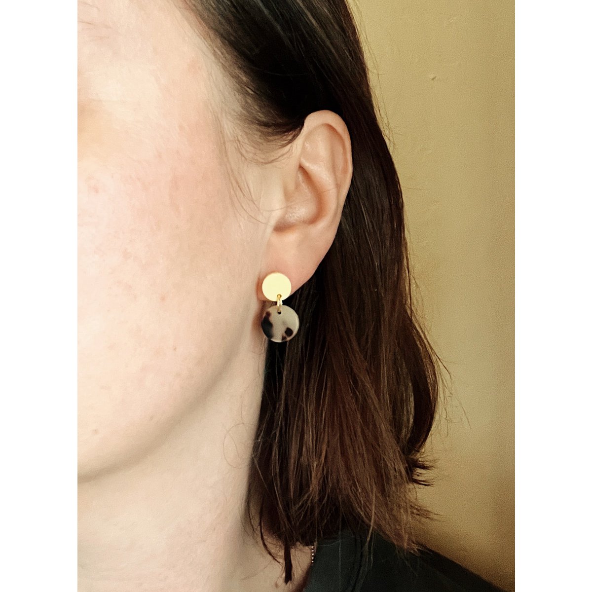 Tiny Leo Dots Statement Ohrringe in hellgelb