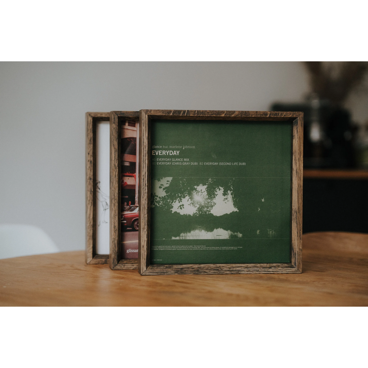 Frame di quercia artigianale per display di album in vinile, arredamento musicale elegante e regalo ideale per gli appassionati