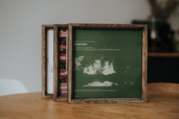 Frame di quercia artigianale per display di album in vinile, arredamento musicale elegante e regalo ideale per gli appassionati