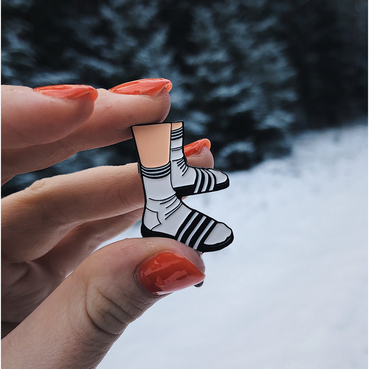 Pin di smalto "calzini e pantofole"