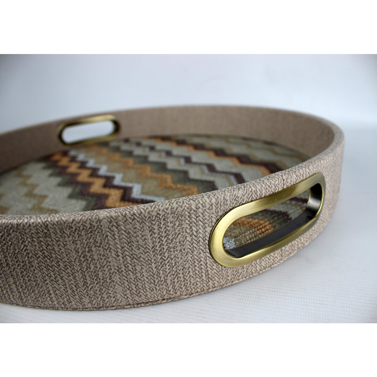 Rond bruin dienblad met zigzagpatroon met messing handgrepen