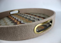 Rond bruin dienblad met zigzagpatroon met messing handgrepen
