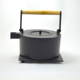 Black cast iron teapot with wooden handle, suitable for brewing tea.