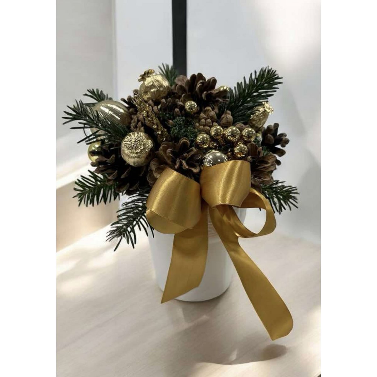 4 x handgemaakte kerstkegelarrangement in witte pot met satijnen strik – 12 cm