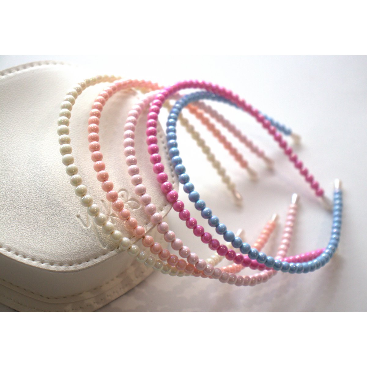 YUKO B HEADBAND OFFER. Wooden display including the entire collection of headbands, 2 per model and 34 in total