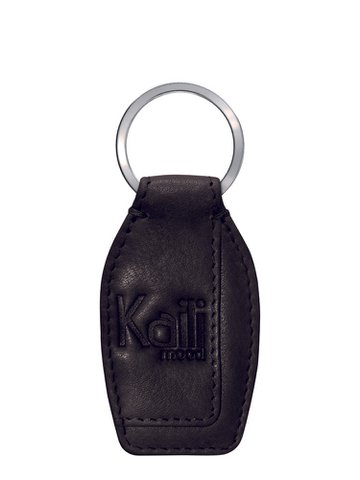 K10753AB | Sleutelhanger van echt volnerf leer, met lichte nerf. Zwarte kleur Ring van gepolijst nikkel. Totale afmetingen: 3,5 x 9 x 0,5 cm. Verpakking: stijve bodem/deksel geschenkdoos