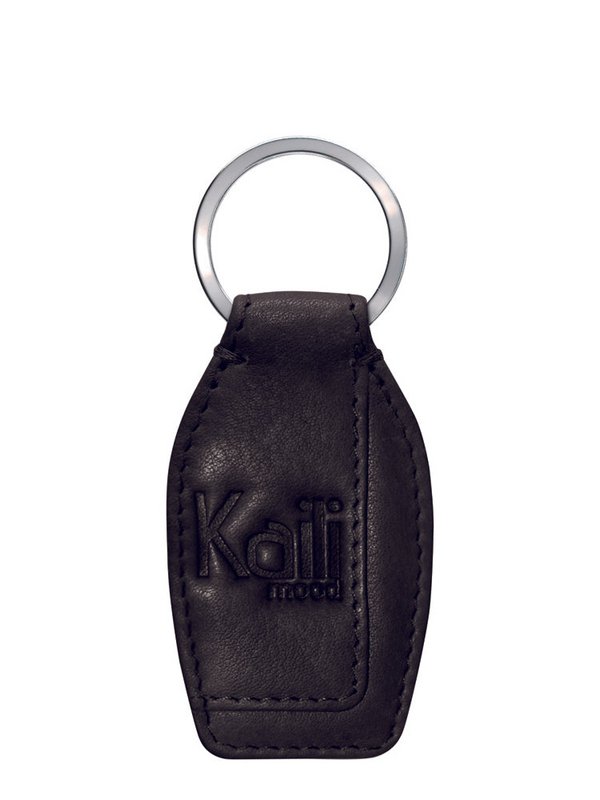 K10753AB | Sleutelhanger van echt volnerf leer, met lichte nerf. Zwarte kleur Ring van gepolijst nikkel. Totale afmetingen: 3,5 x 9 x 0,5 cm. Verpakking: stijve bodem/deksel geschenkdoos