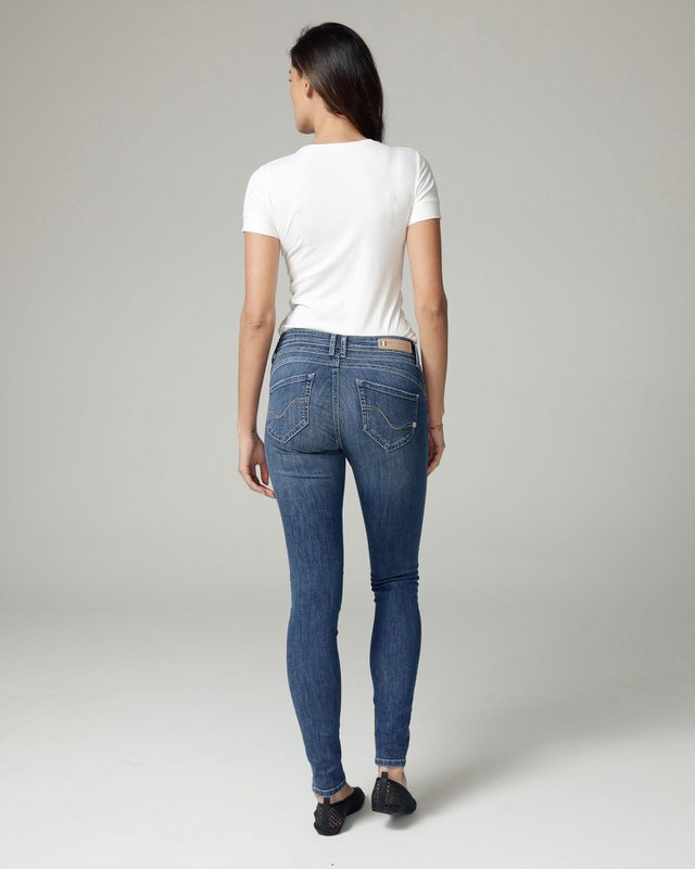 Mittelblaue Skinny-Jeans mit mittlerem Bund und Vintage-Effekt | Die Manuela