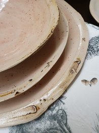 Stor serveringsskål ca 28 cm x 9 cm (H) service, håndlavet, stentøj, unik, tallerken, cremehvid, mat