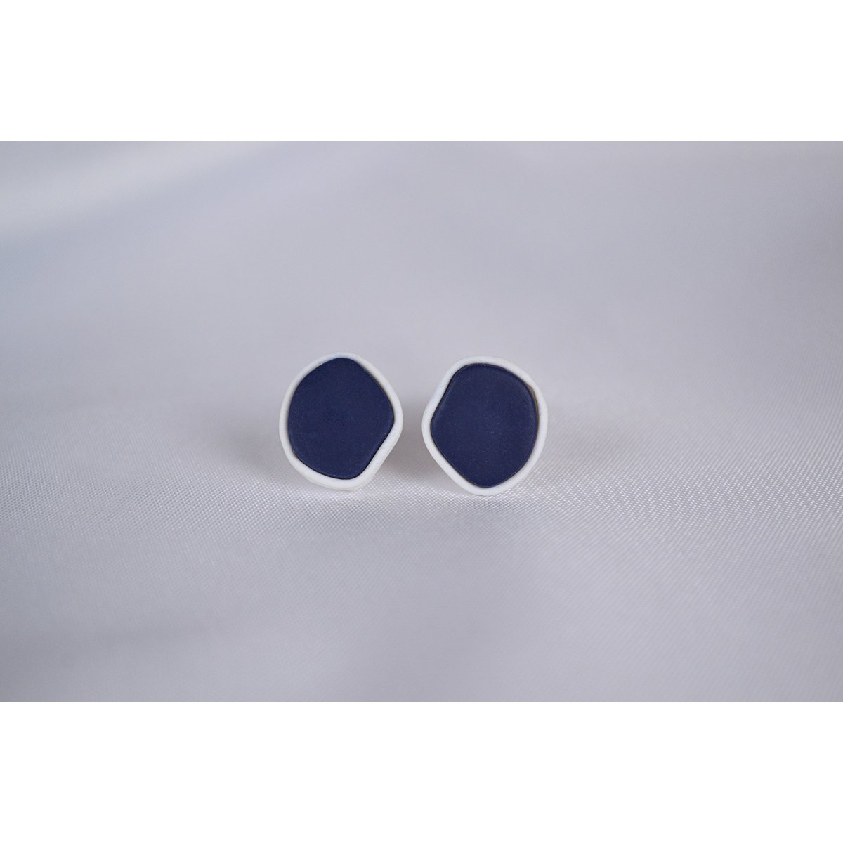 Boucles d'oreilles clous Ella en bleu et blanc