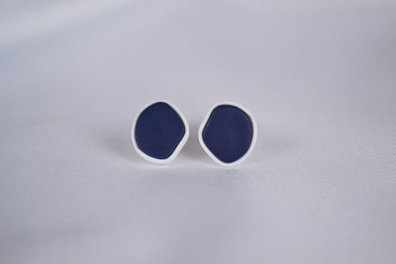 Ella stud earrings in blue & white