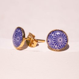 Stud earrings with a Taiyō pattern in shades of purple and gold.