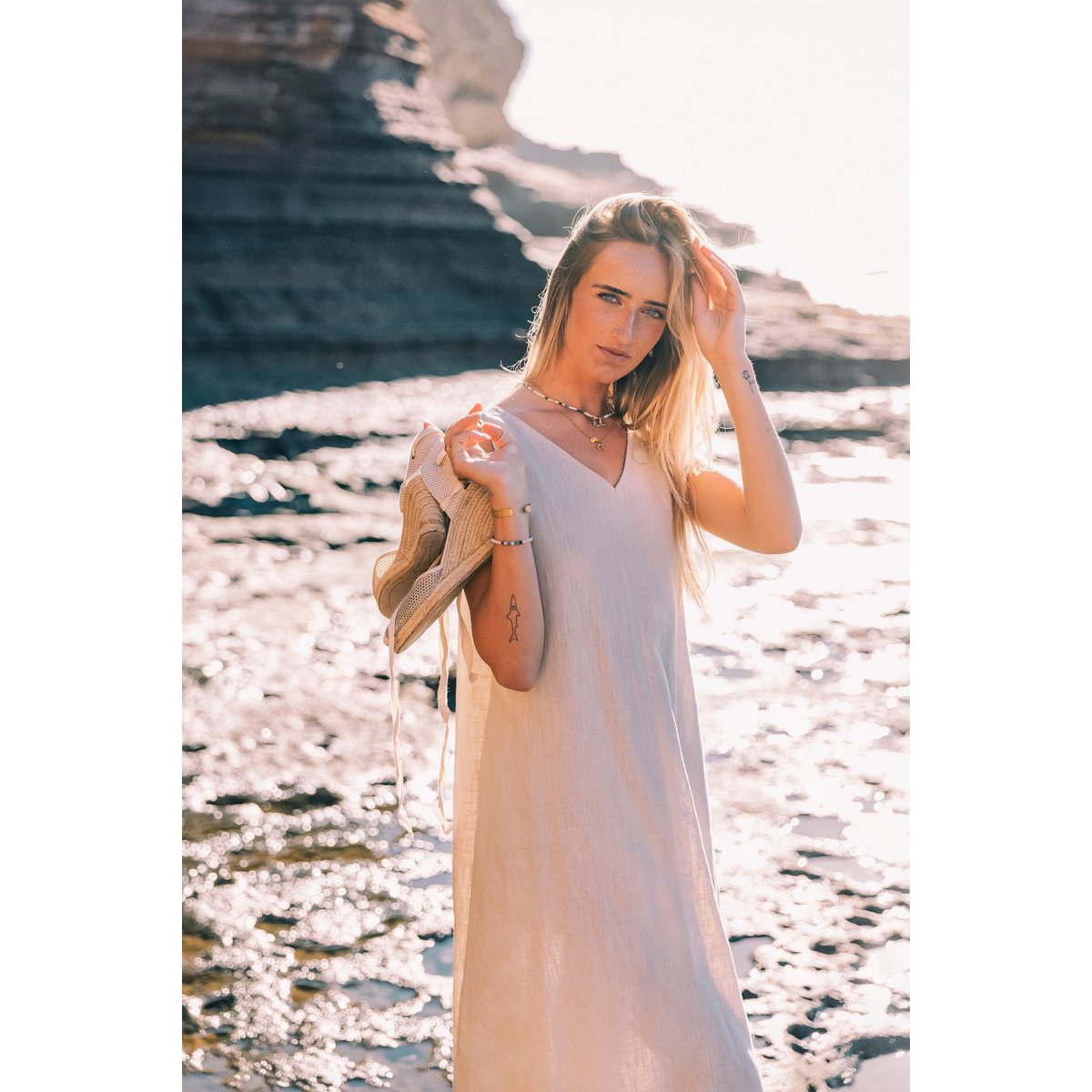 SUNSET — Vestido midi de lino sin mangas con cuello en V