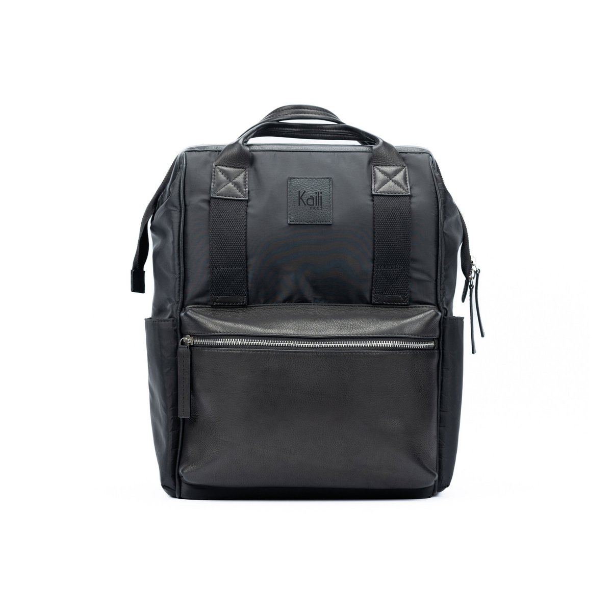 K0037AB | Waterafstotende rugzak van waterdicht nylon/echt volnerf leer met lichte nerf - zwarte kleur - gepolijste nikkelaccessoires. Afmetingen: 27 x 39 x 19 cm - Verpakking: Tnt zak