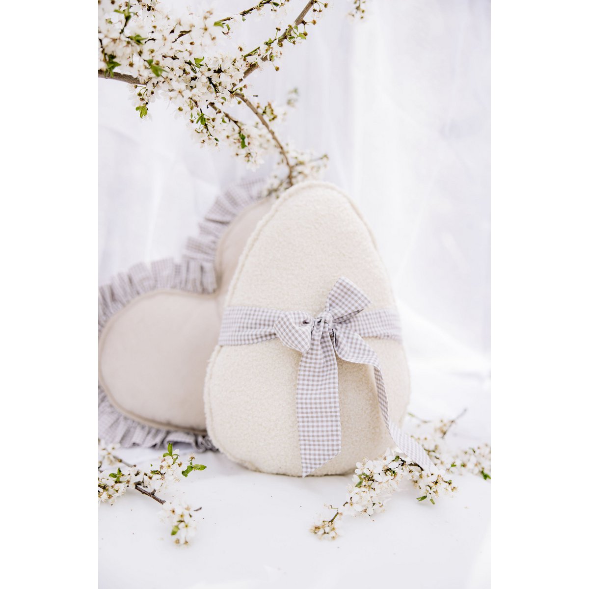 Flauschiges Bouclé-Ostereierkissen „Mint Bow“