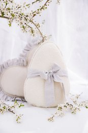 Flauschiges Bouclé-Ostereierkissen „Mint Bow“