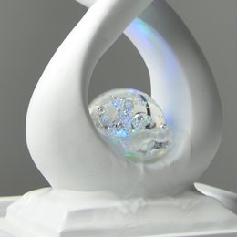 Fuente interior - Amor White - Moderna con luz LED de colores - Escultura de amantes extraíble - Decoración contemporánea para el hogar - Bola giratoria