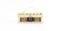 Bloesemhoning en twee smaken in een houten geschenkdoos