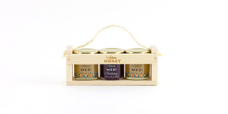 Bloesemhoning en twee smaken in een houten geschenkdoos