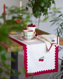 Runner da tavola | Cotone smerlato ricamato Cherry Crush