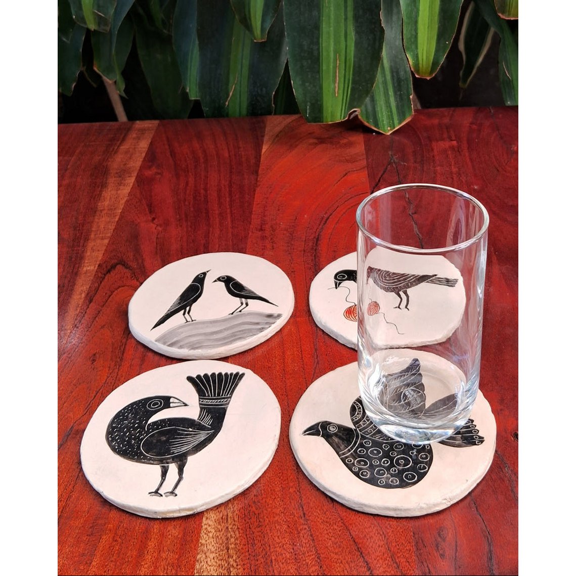 Met de hand beschilderde onderzetters van papier-maché-Vogel