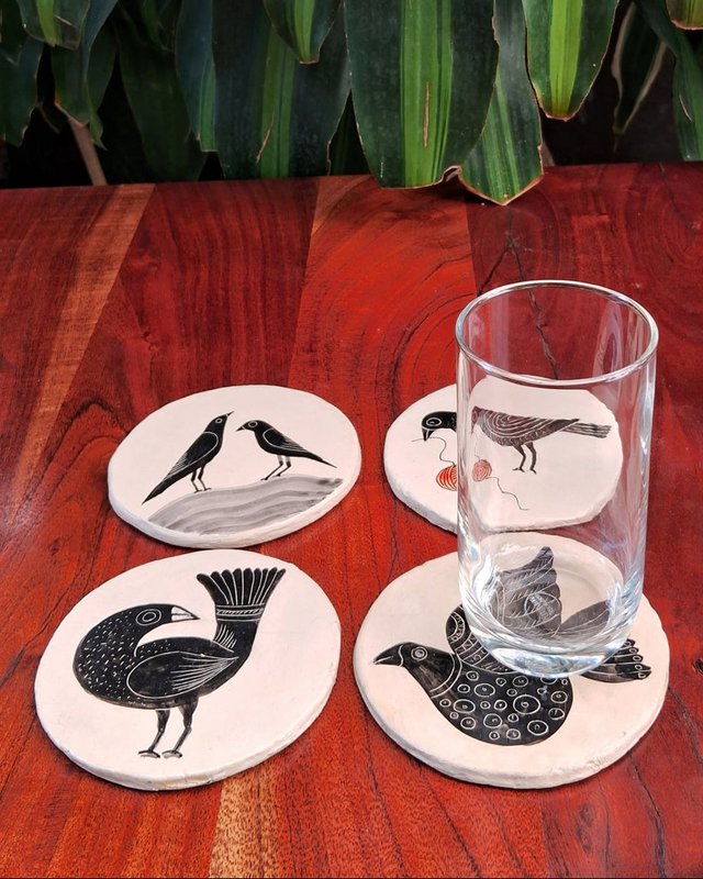 Met de hand beschilderde onderzetters van papier-maché-Vogel